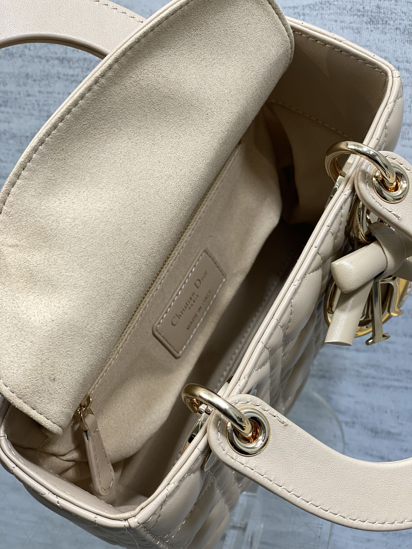 现货‼️Lady最新款四格蝴蝶结🎀戴妃包，采用小羊皮精心制作、人手一个必备的戴妃包😍。迷人优雅又气场十足