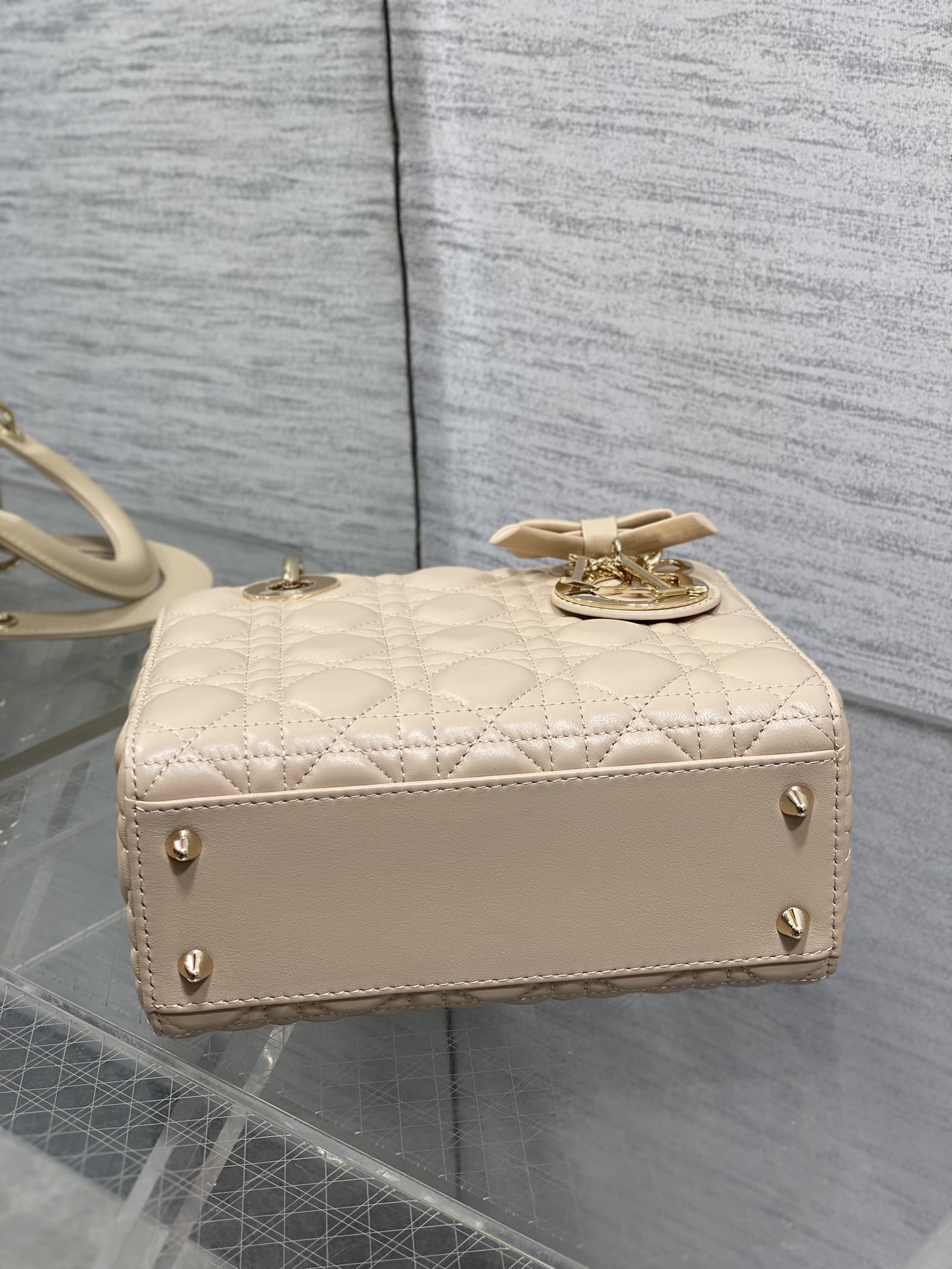 现货‼️Lady最新款四格蝴蝶结🎀戴妃包，采用小羊皮精心制作、人手一个必备的戴妃包😍。迷人优雅又气场十足