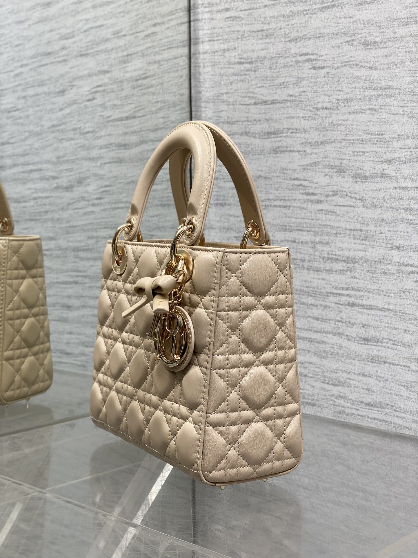 现货‼️Lady最新款四格蝴蝶结🎀戴妃包，采用小羊皮精心制作、人手一个必备的戴妃包😍。迷人优雅又气场十足