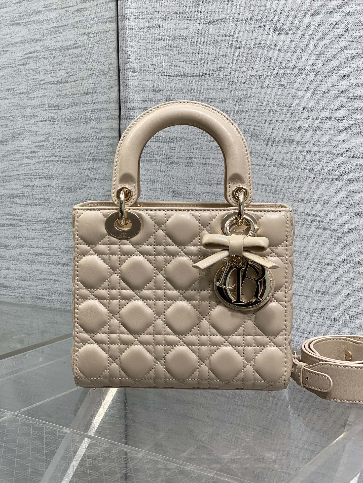 现货‼️Lady最新款四格蝴蝶结🎀戴妃包，采用小羊皮精心制作、人手一个必备的戴妃包😍。迷人优雅又气场十足