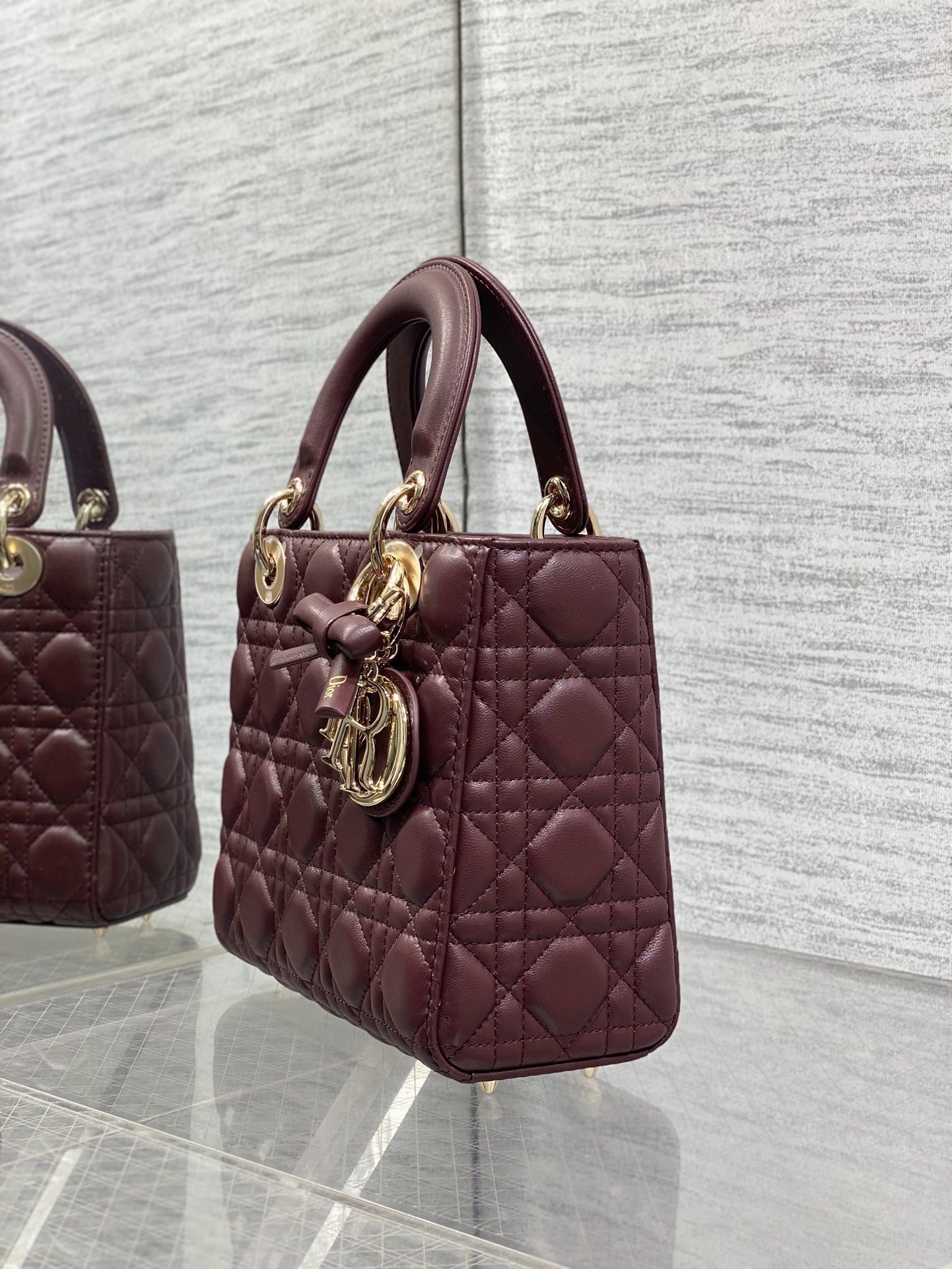 现货‼️Lady最新款四格蝴蝶结🎀戴妃包，采用小羊皮精心制作、人手一个必备的戴妃包😍。迷人优雅又气场十足