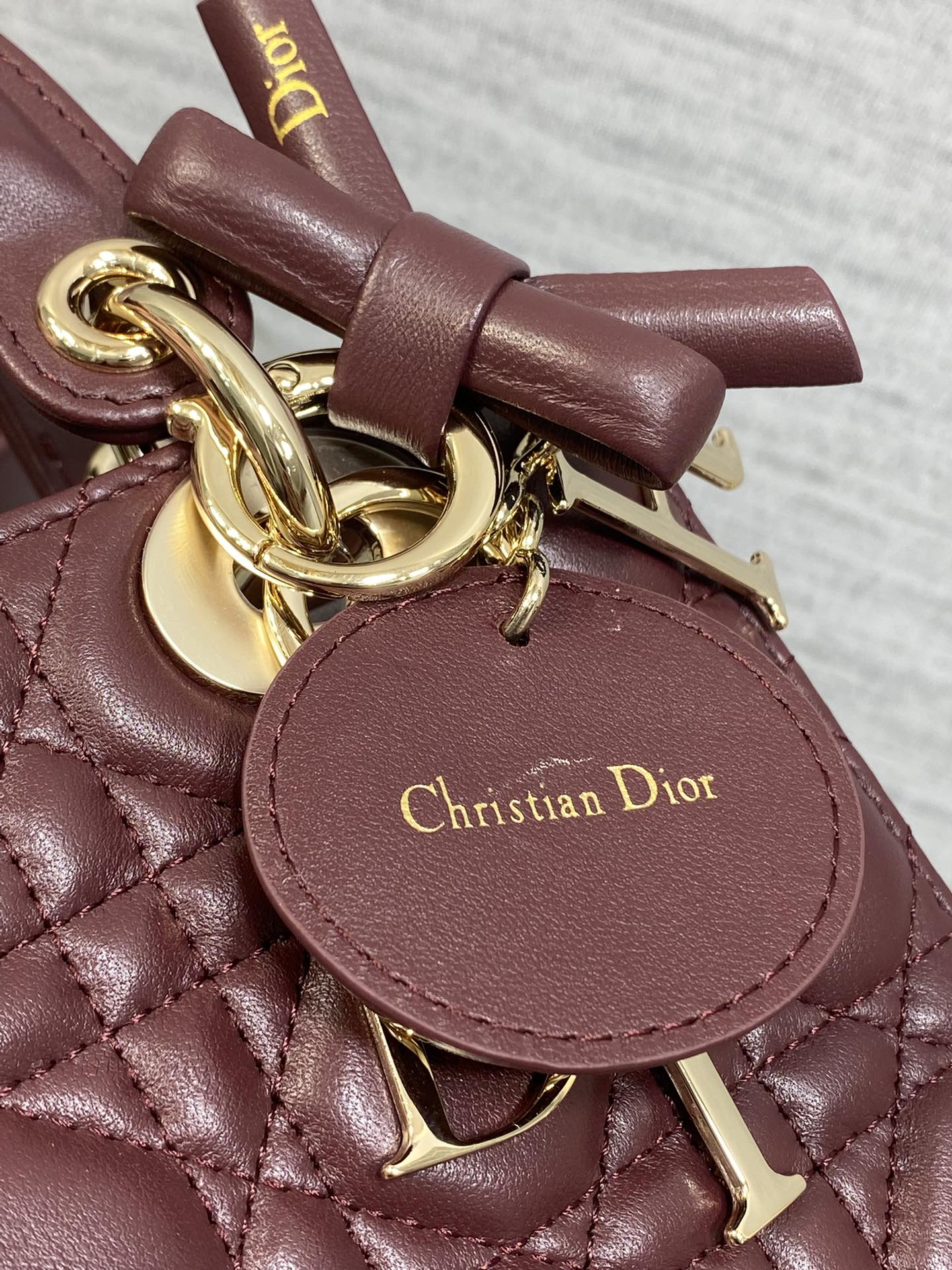 现货‼️Lady最新款四格蝴蝶结🎀戴妃包，采用小羊皮精心制作、人手一个必备的戴妃包😍。迷人优雅又气场十足