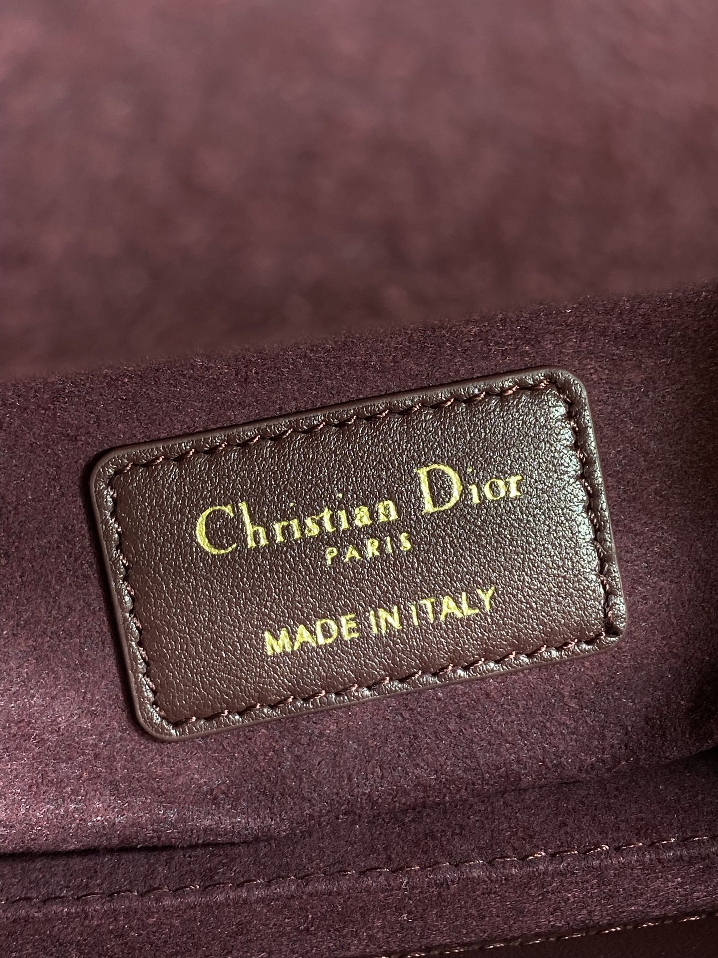 现货‼️Lady最新款四格蝴蝶结🎀戴妃包，采用小羊皮精心制作、人手一个必备的戴妃包😍。迷人优雅又气场十足