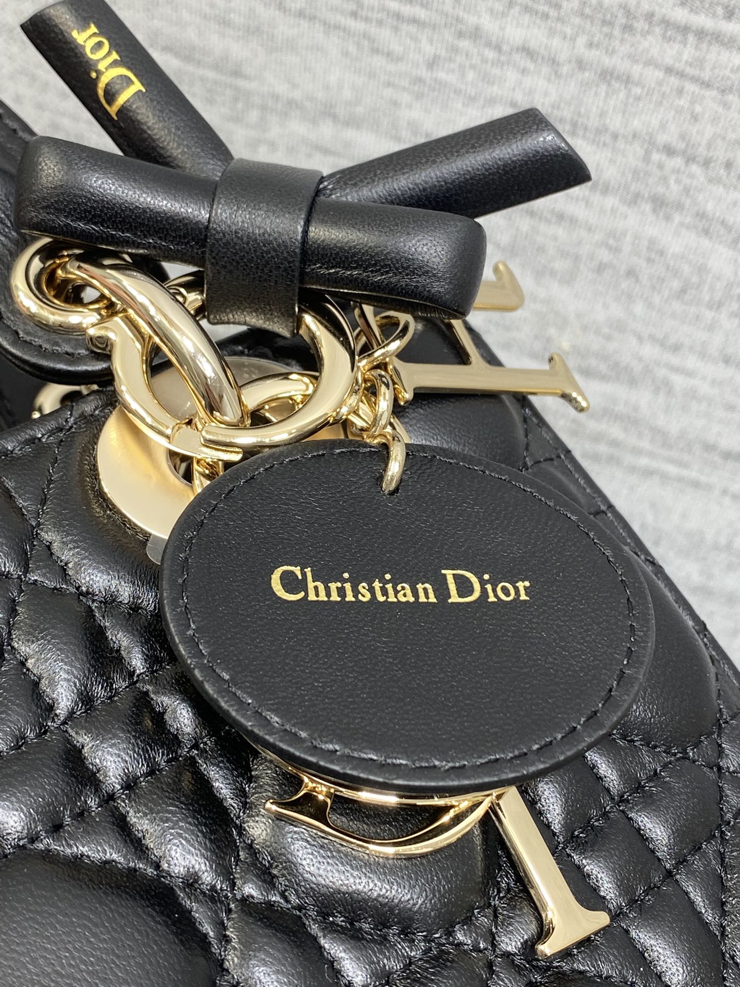 现货‼️Lady最新款四格蝴蝶结🎀戴妃包，采用小羊皮精心制作、人手一个必备的戴妃包😍。迷人优雅又气场十足