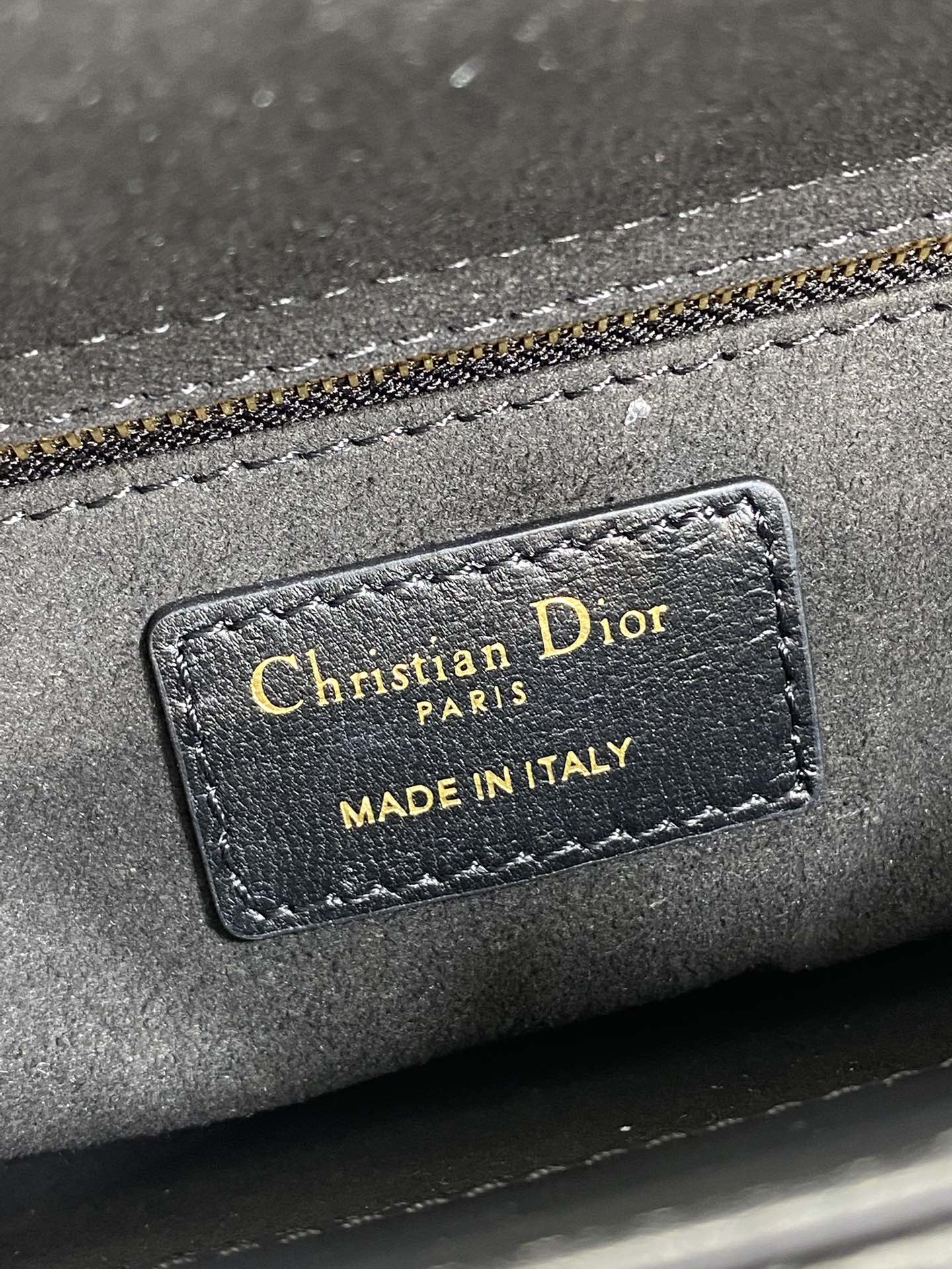 现货‼️Lady最新款四格蝴蝶结🎀戴妃包，采用小羊皮精心制作、人手一个必备的戴妃包😍。迷人优雅又气场十足