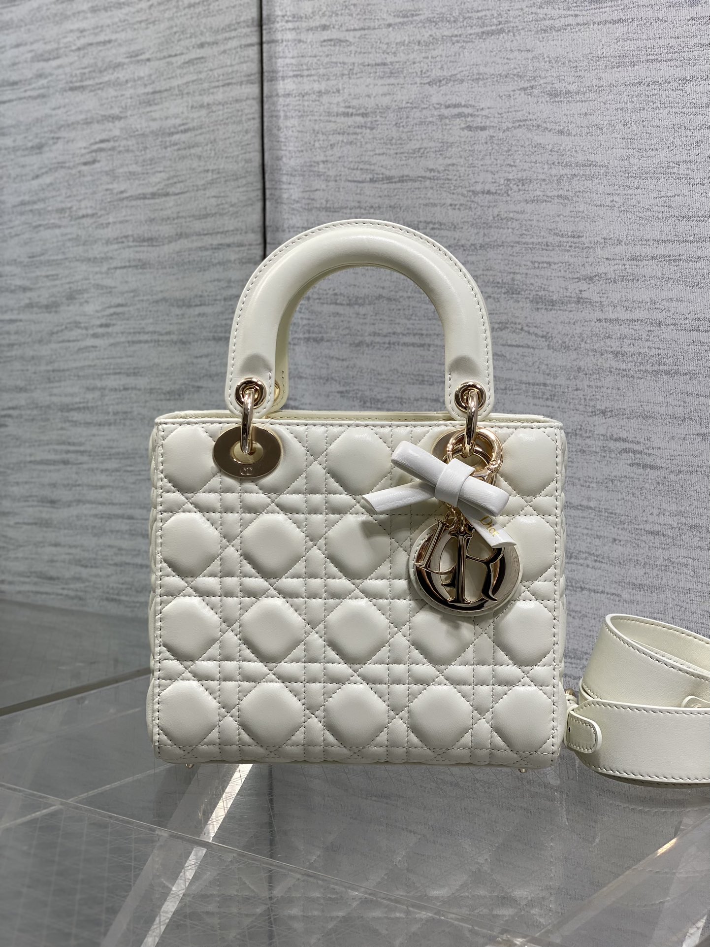 现货‼️Lady最新款四格蝴蝶结🎀戴妃包，采用小羊皮精心制作、人手一个必备的戴妃包😍。迷人优雅又气场十足