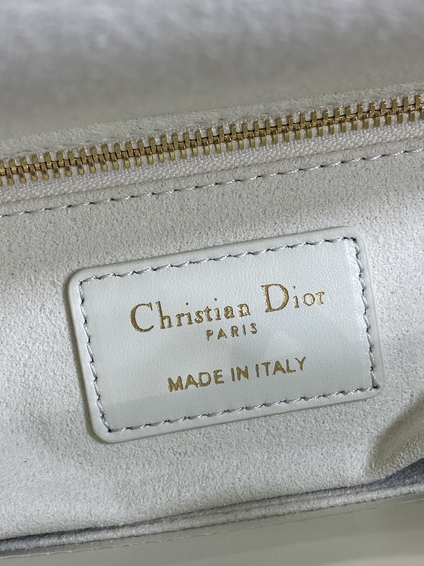 现货‼️Lady最新款四格蝴蝶结🎀戴妃包，采用小羊皮精心制作、人手一个必备的戴妃包😍。迷人优雅又气场十足