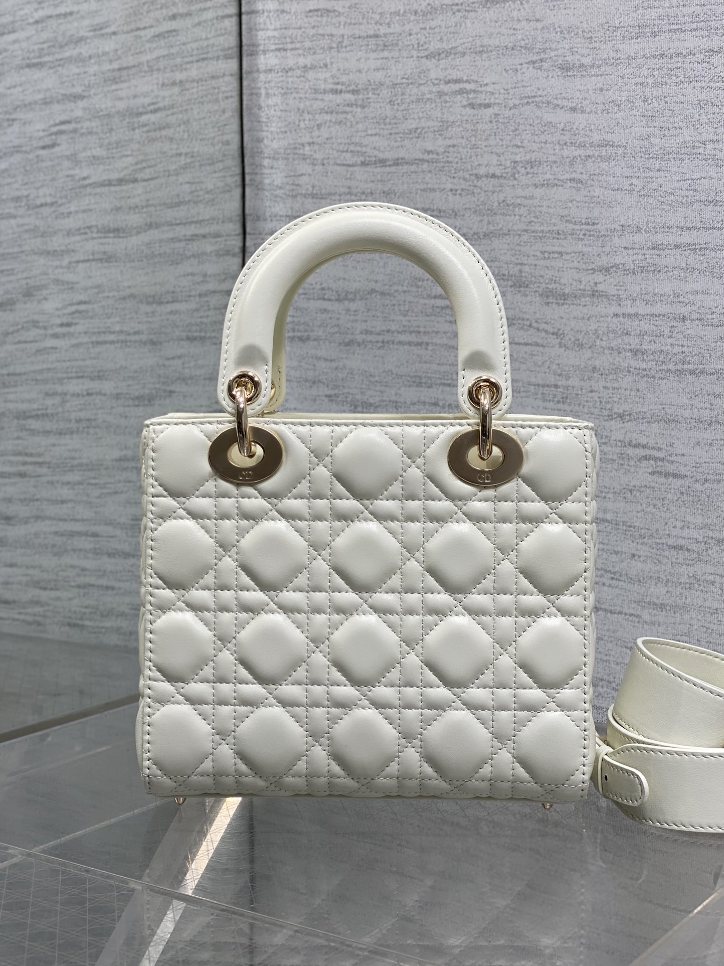 现货‼️Lady最新款四格蝴蝶结🎀戴妃包，采用小羊皮精心制作、人手一个必备的戴妃包😍。迷人优雅又气场十足