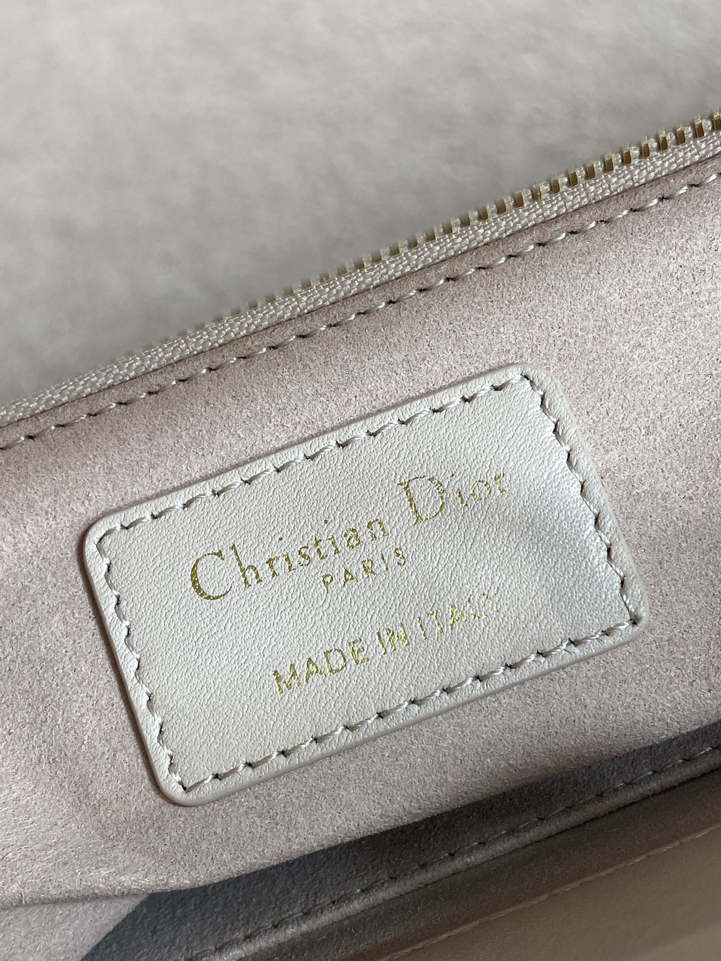 现货‼️Lady最新款四格蝴蝶结🎀戴妃包，采用小羊皮精心制作、人手一个必备的戴妃包😍。迷人优雅又气场十足