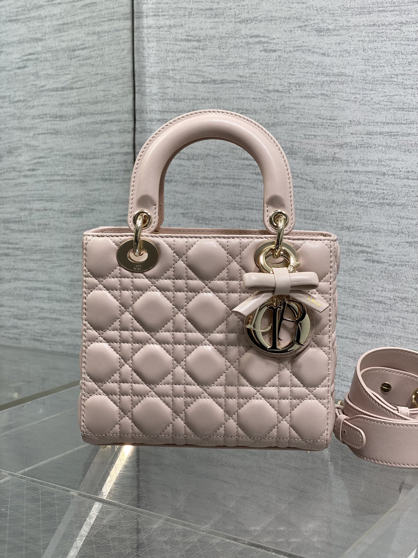 现货‼️Lady最新款四格蝴蝶结🎀戴妃包，采用小羊皮精心制作、人手一个必备的戴妃包😍。迷人优雅又气场十足