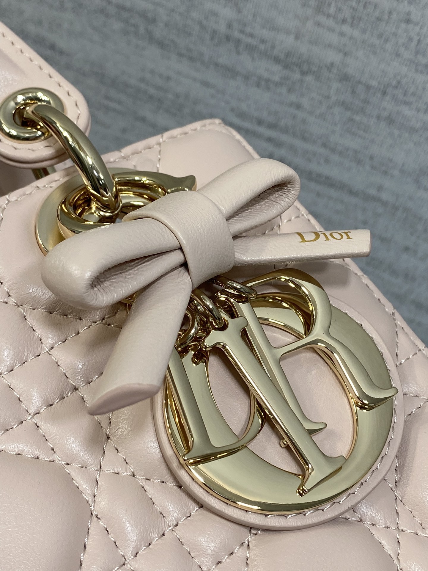 现货‼️Lady最新款四格蝴蝶结🎀戴妃包，采用小羊皮精心制作、人手一个必备的戴妃包😍。迷人优雅又气场十足