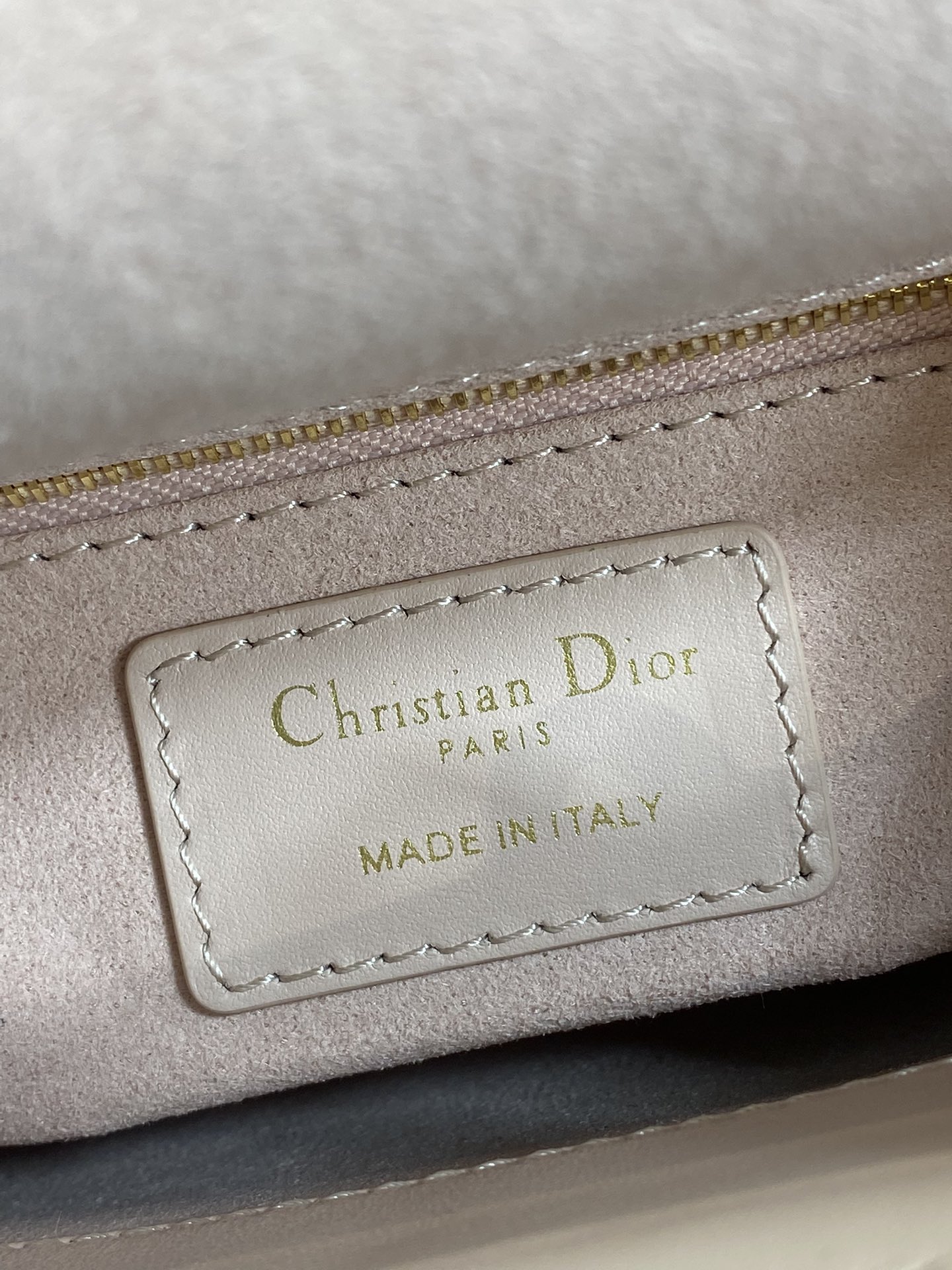 现货‼️Classic Lady最新蝴蝶结🎀戴妃包，人手一个必备的三格小包😍。迷人优雅又气场十足💃🏻，斜