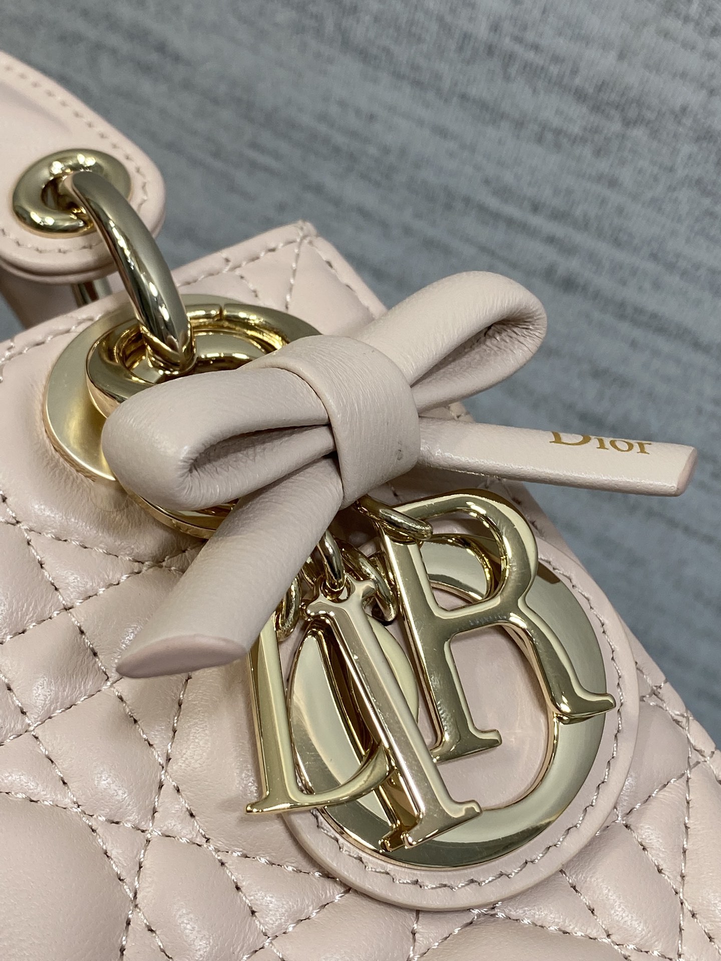 现货‼️Classic Lady最新蝴蝶结🎀戴妃包，人手一个必备的三格小包😍。迷人优雅又气场十足💃🏻，斜