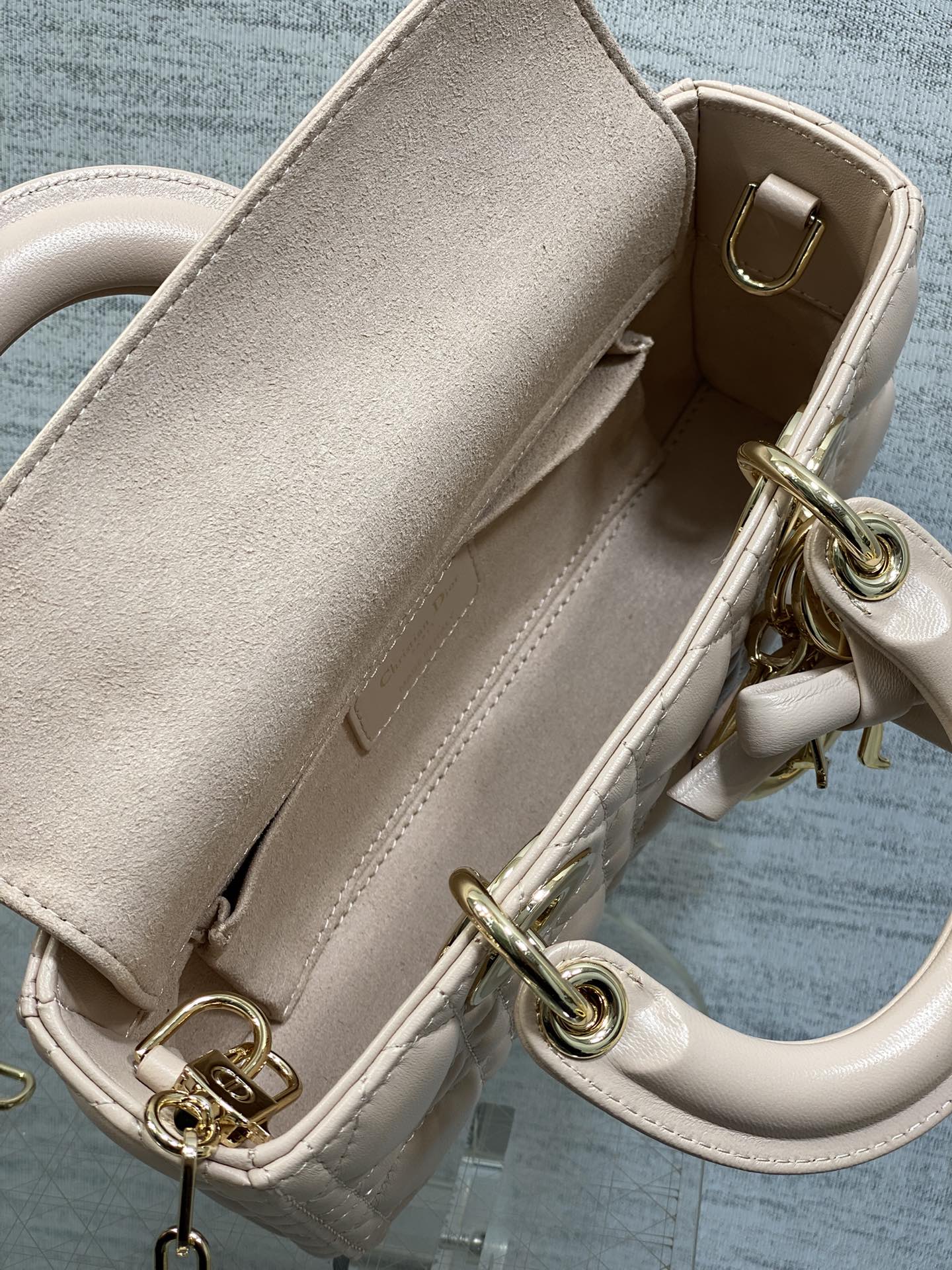 胭脂粉现货‼️D-joy小号系列最新蝴蝶结🎀五金，新出的尺寸更小巧，更显得精致，大爆款的节奏🔥，包包自带