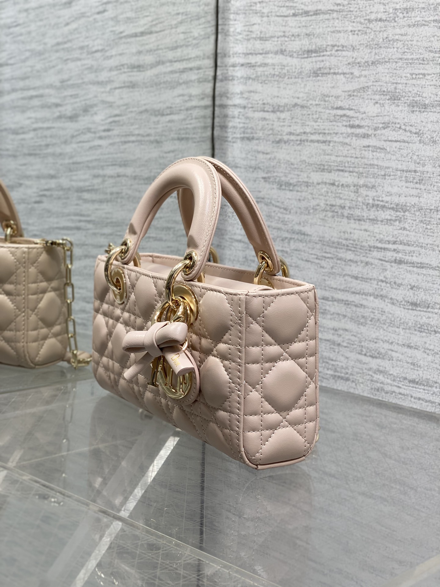 胭脂粉现货‼️D-joy小号系列最新蝴蝶结🎀五金，新出的尺寸更小巧，更显得精致，大爆款的节奏🔥，包包自带