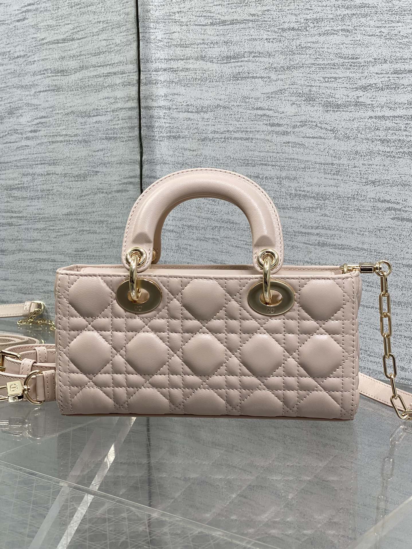 胭脂粉现货‼️D-joy小号系列最新蝴蝶结🎀五金，新出的尺寸更小巧，更显得精致，大爆款的节奏🔥，包包自带