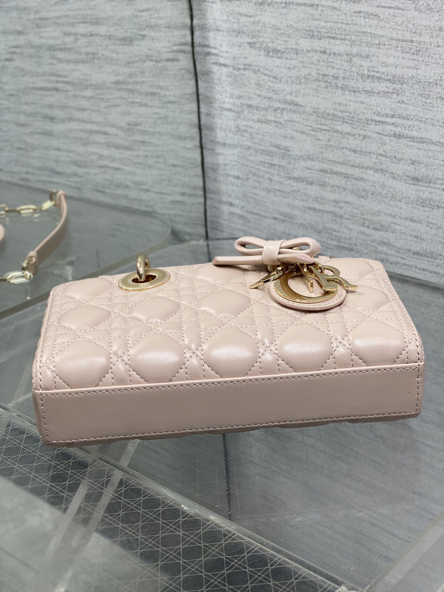 胭脂粉现货‼️D-joy小号系列最新蝴蝶结🎀五金，新出的尺寸更小巧，更显得精致，大爆款的节奏🔥，包包自带