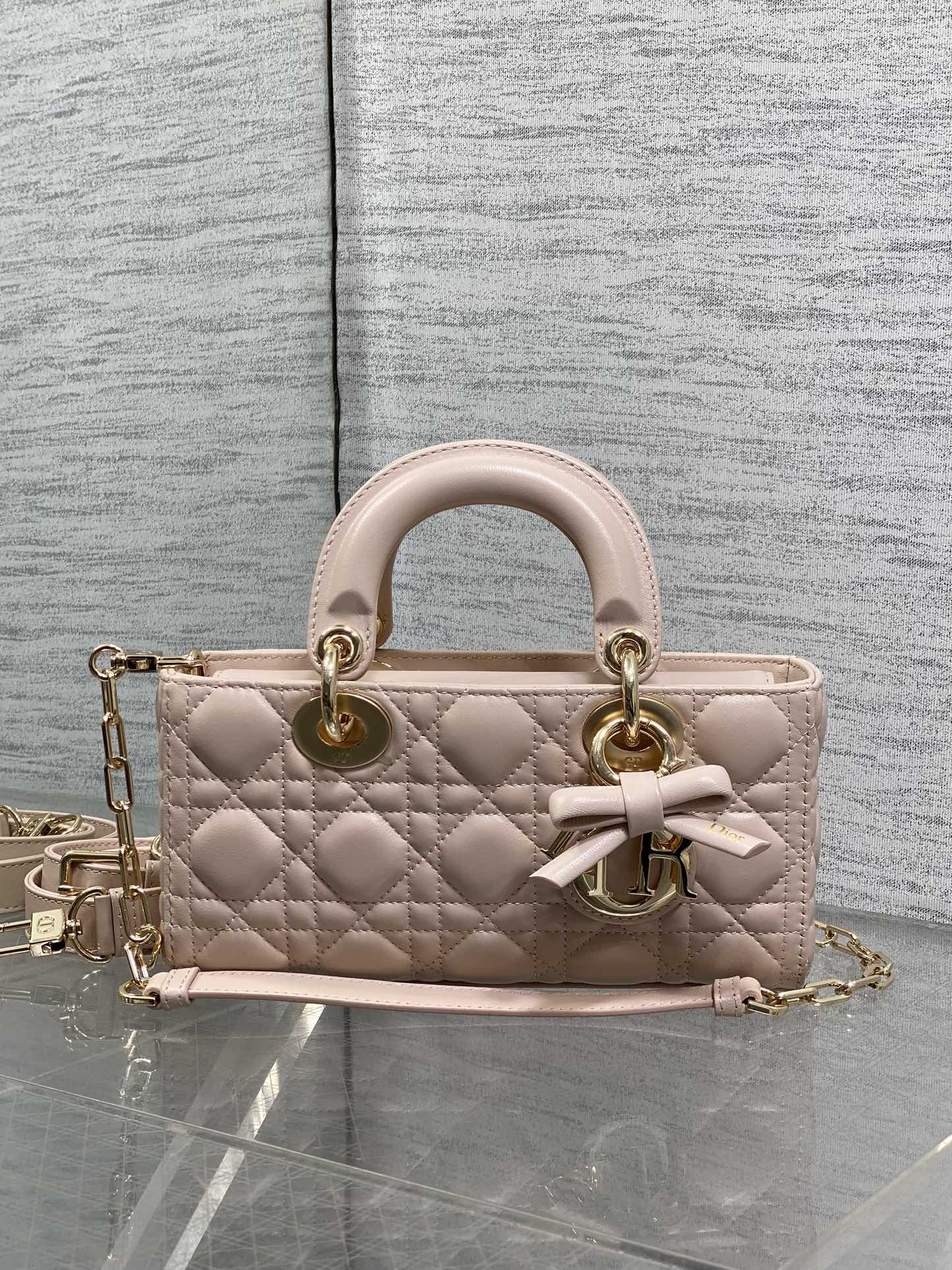 胭脂粉现货‼️D-joy小号系列最新蝴蝶结🎀五金，新出的尺寸更小巧，更显得精致，大爆款的节奏🔥，包包自带