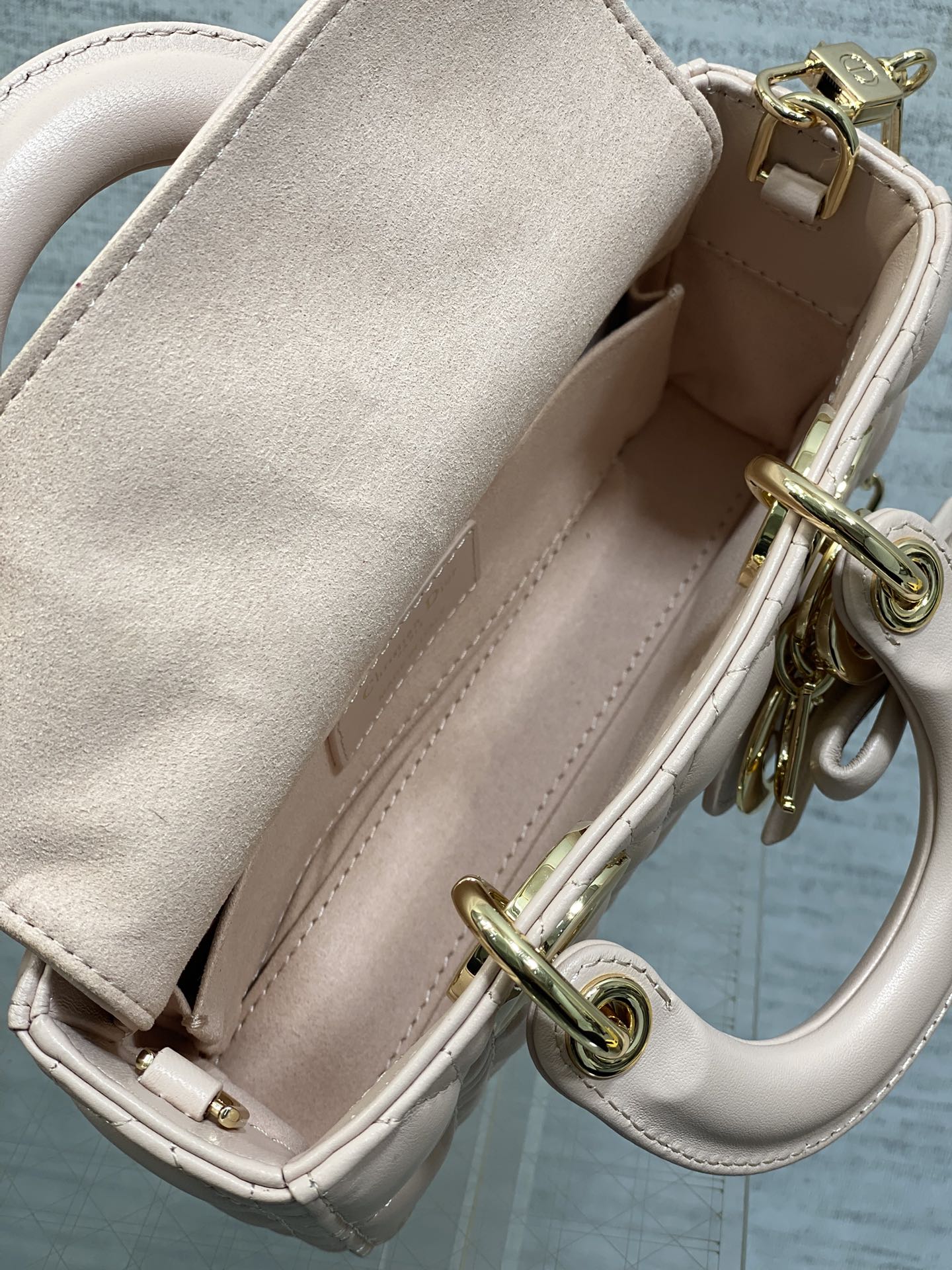 胭脂粉现货‼️D-joy最新mini蝴蝶结🎀系列，说micro太小，小号太大的宝贝们都看过来，新出的mi