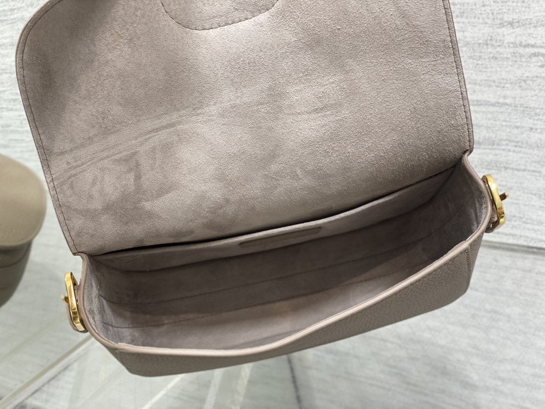 现货‼️最新bobby系列，为了向DI0R先生的宠物狗致敬而命名，寓意着忠城与成功，所这是企能陪你到永远