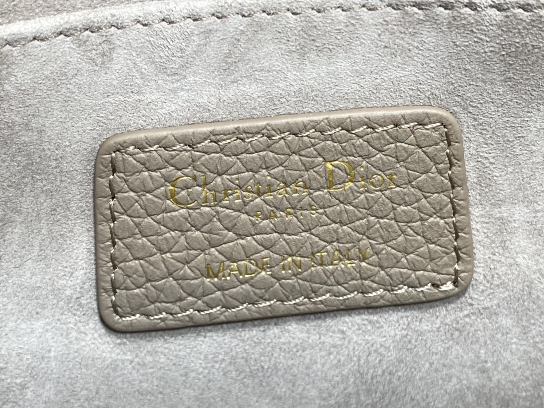 现货‼️最新bobby系列，为了向DI0R先生的宠物狗致敬而命名，寓意着忠城与成功，所这是企能陪你到永远