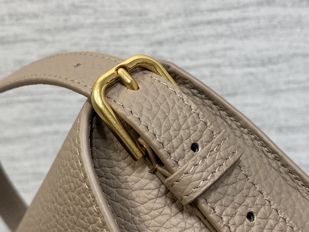 现货‼️最新bobby系列，为了向DI0R先生的宠物狗致敬而命名，寓意着忠城与成功，所这是企能陪你到永远