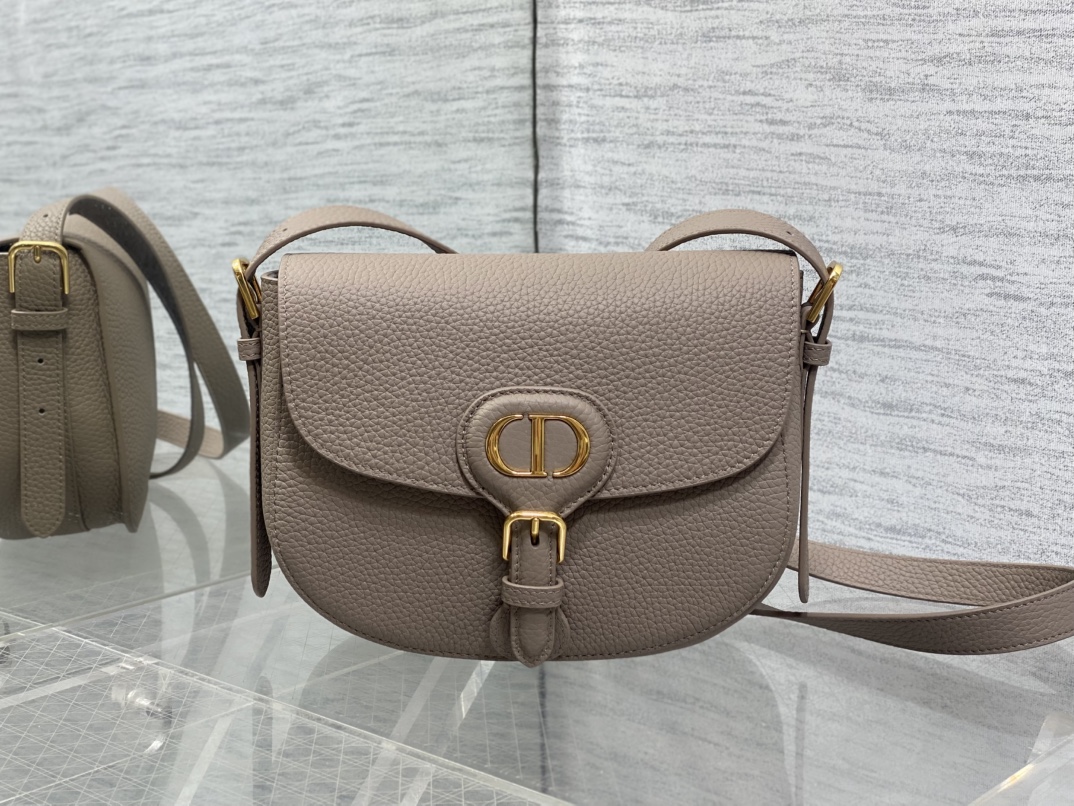 现货‼️最新bobby系列，为了向DI0R先生的宠物狗致敬而命名，寓意着忠城与成功，所这是企能陪你到永远