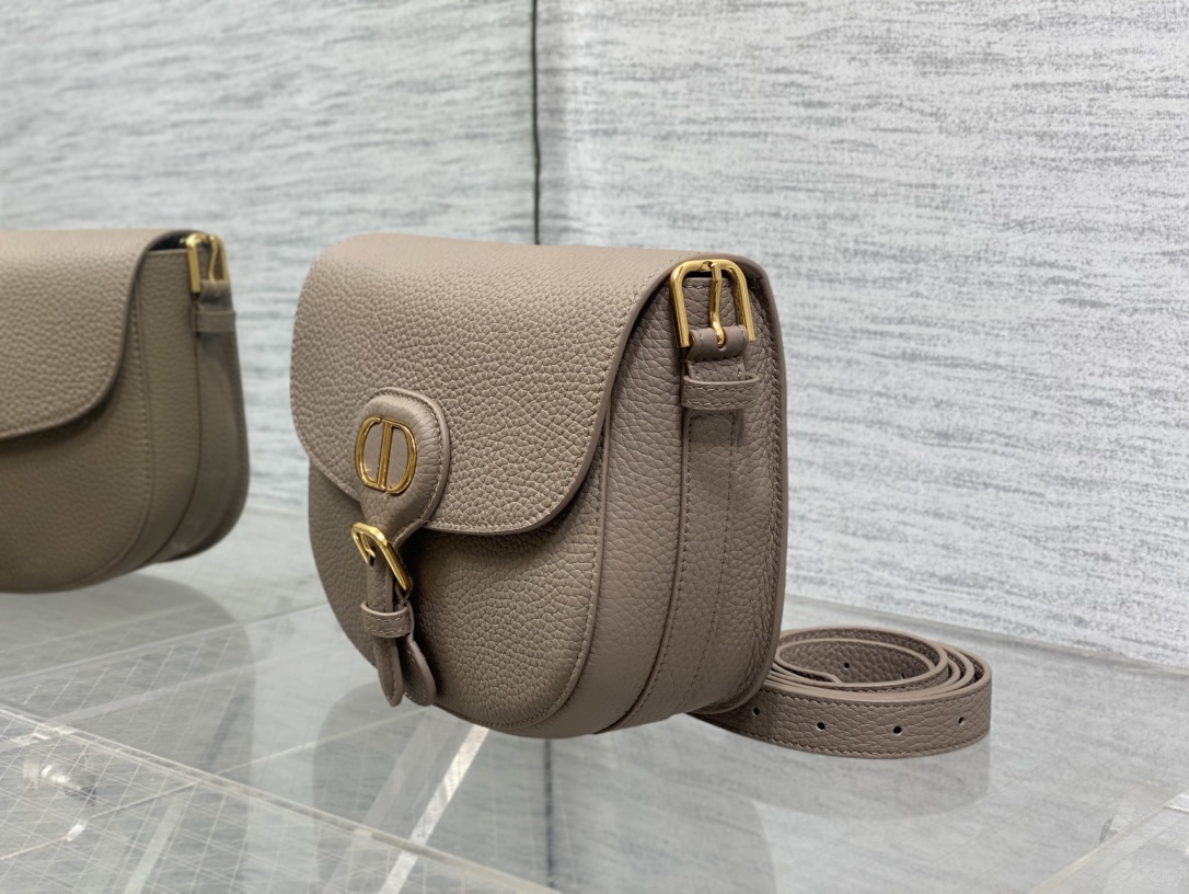 现货‼️最新bobby系列，为了向DI0R先生的宠物狗致敬而命名，寓意着忠城与成功，所这是企能陪你到永远