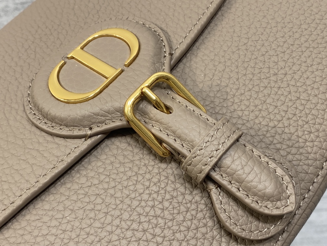 现货‼️最新bobby系列，为了向DI0R先生的宠物狗致敬而命名，寓意着忠城与成功，所这是企能陪你到永远