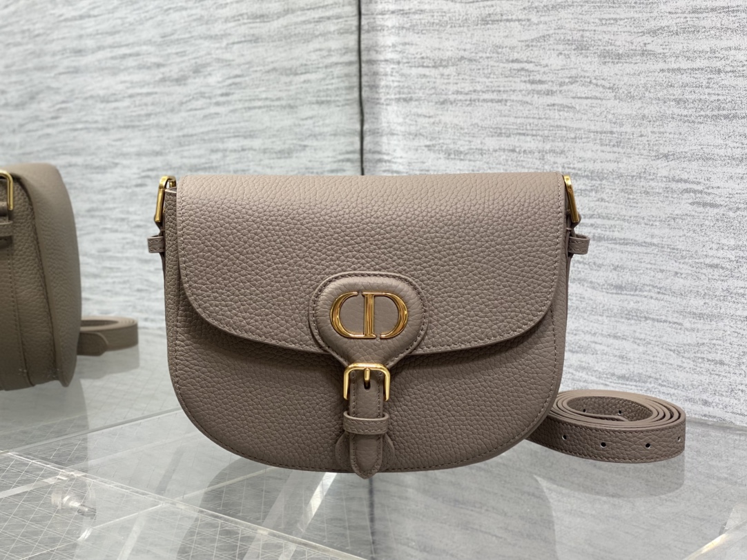 现货‼️最新bobby系列，为了向DI0R先生的宠物狗致敬而命名，寓意着忠城与成功，所这是企能陪你到永远