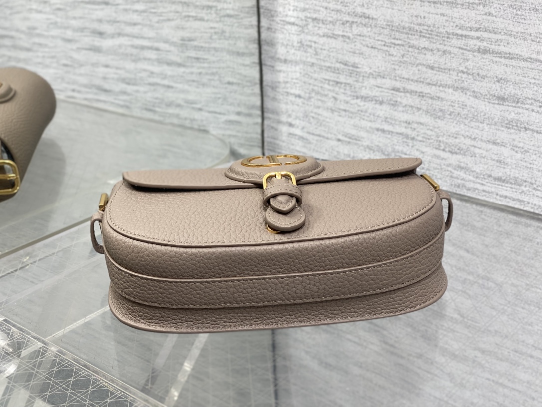 现货‼️Bobby系列最新腋下包，一个实物比图片好看千百倍的包🙋🏻‍♀️，精致又帅气，手感极好的颗粒纹小