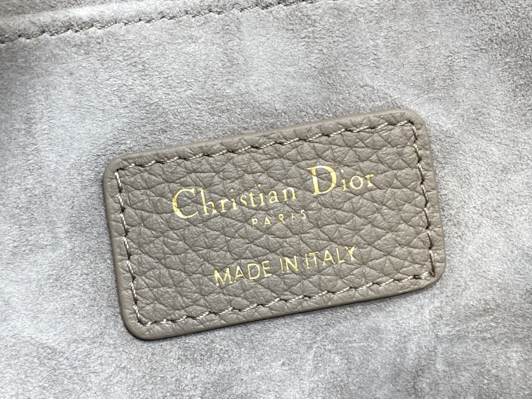 现货‼️Bobby系列最新腋下包，一个实物比图片好看千百倍的包🙋🏻‍♀️，精致又帅气，手感极好的颗粒纹小