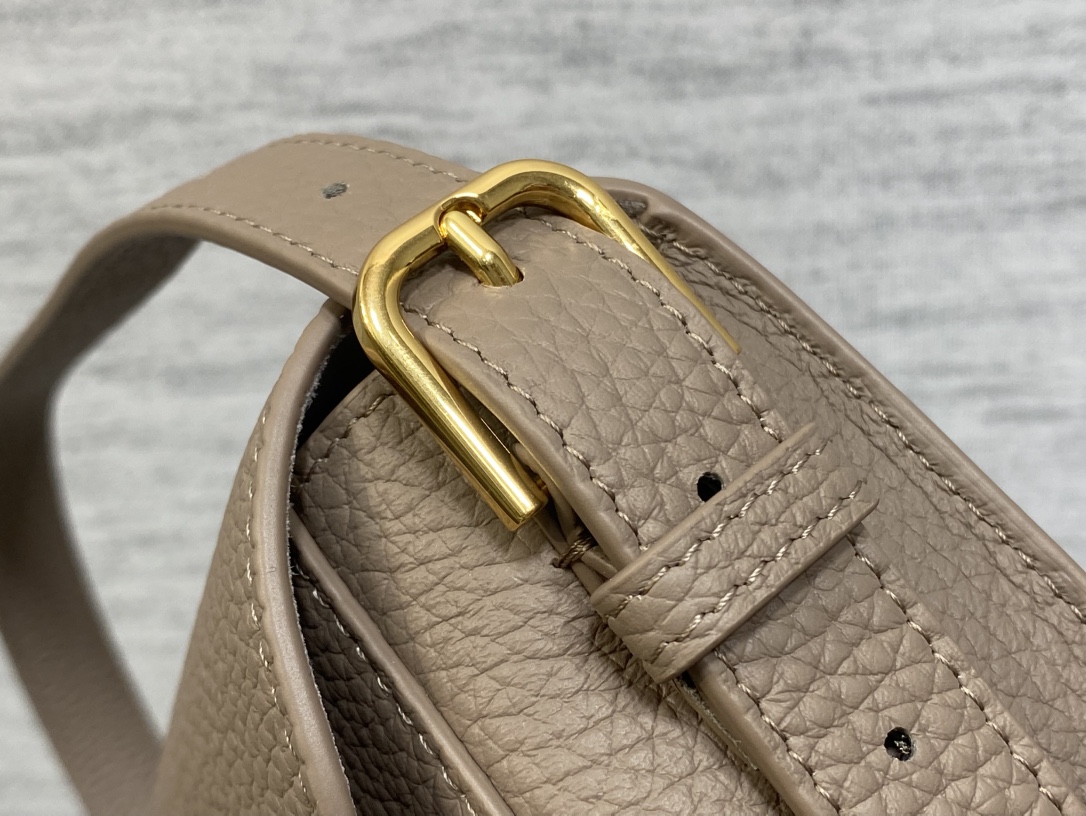 现货‼️Bobby系列最新腋下包，一个实物比图片好看千百倍的包🙋🏻‍♀️，精致又帅气，手感极好的颗粒纹小