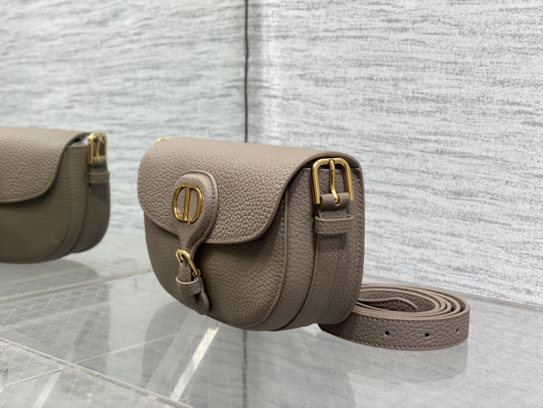 现货‼️Bobby系列最新腋下包，一个实物比图片好看千百倍的包🙋🏻‍♀️，精致又帅气，手感极好的颗粒纹小