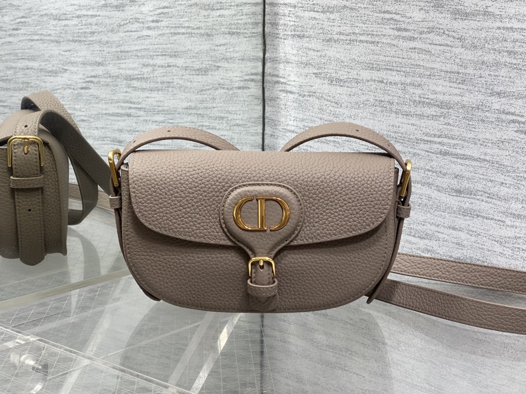 现货‼️Bobby系列最新腋下包，一个实物比图片好看千百倍的包🙋🏻‍♀️，精致又帅气，手感极好的颗粒纹小