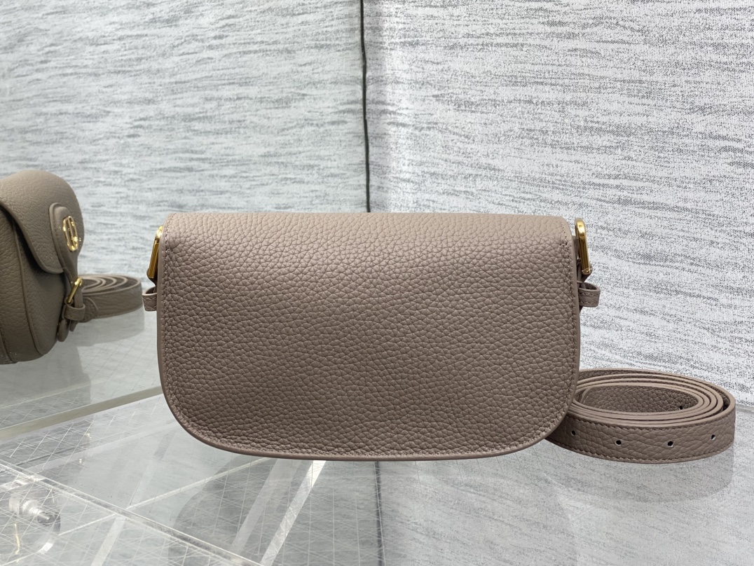 现货‼️Bobby系列最新腋下包，一个实物比图片好看千百倍的包🙋🏻‍♀️，精致又帅气，手感极好的颗粒纹小