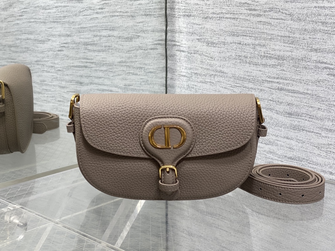 现货‼️Bobby系列最新腋下包，一个实物比图片好看千百倍的包🙋🏻‍♀️，精致又帅气，手感极好的颗粒纹小