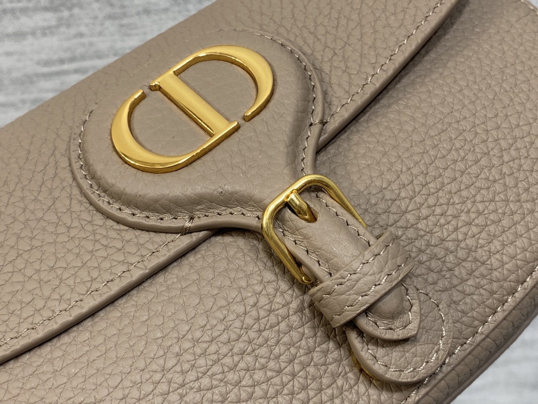 现货‼️Bobby系列最新腋下包，一个实物比图片好看千百倍的包🙋🏻‍♀️，精致又帅气，手感极好的颗粒纹小