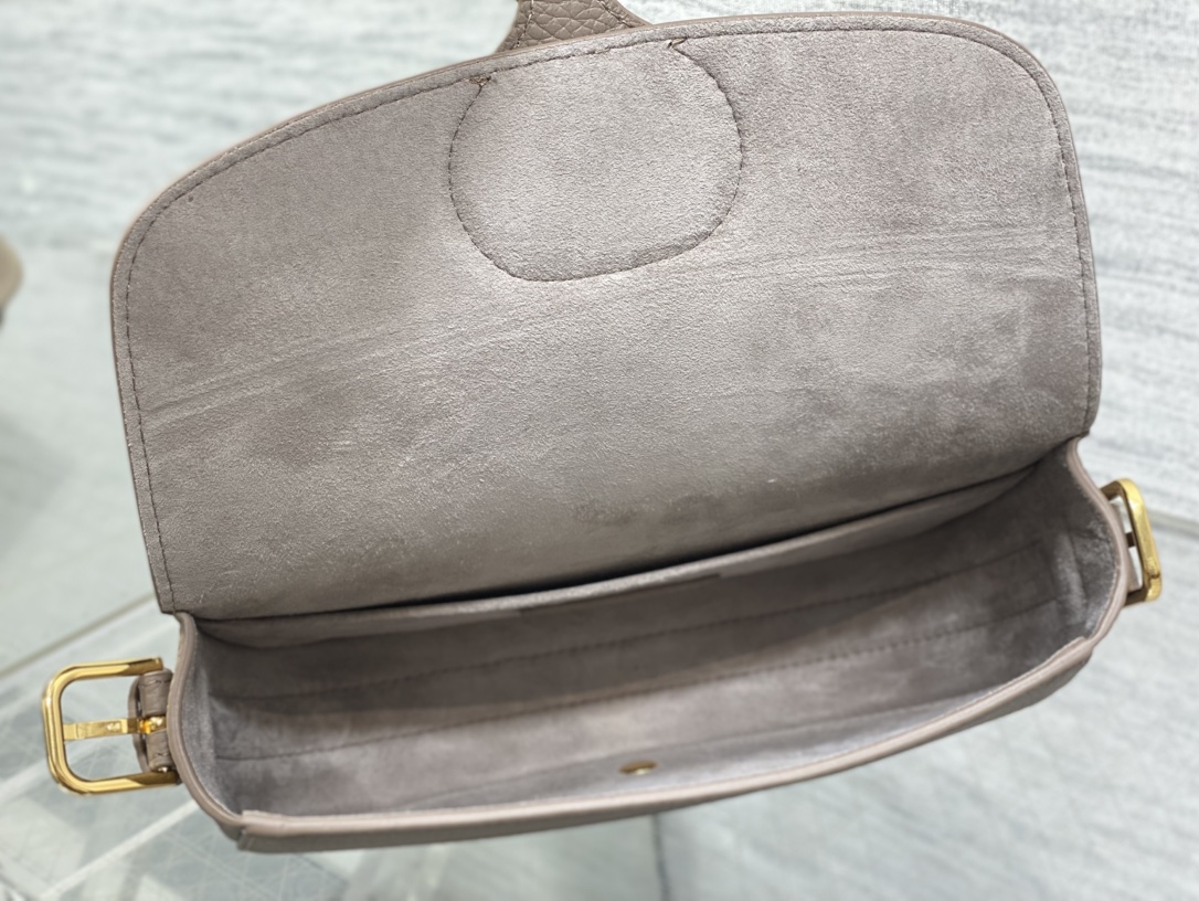 现货‼️Bobby系列最新腋下包，一个实物比图片好看千百倍的包🙋🏻‍♀️，精致又帅气，手感极好的颗粒纹小