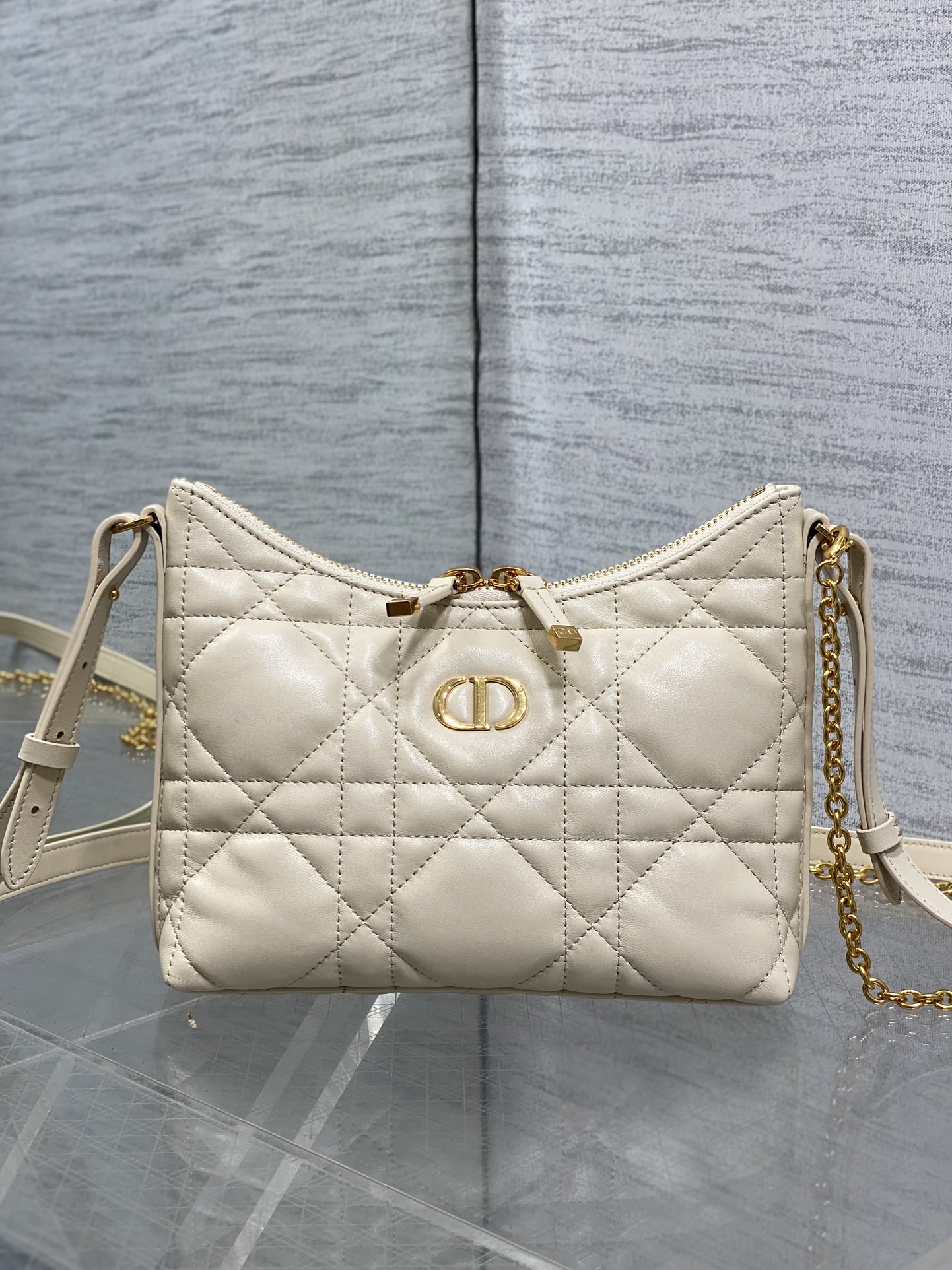 现货‼️Dior秋冬系列Miss Dior单肩水饺包 采用小羊皮精心制作 别具一格的字母标志 超大菱格 