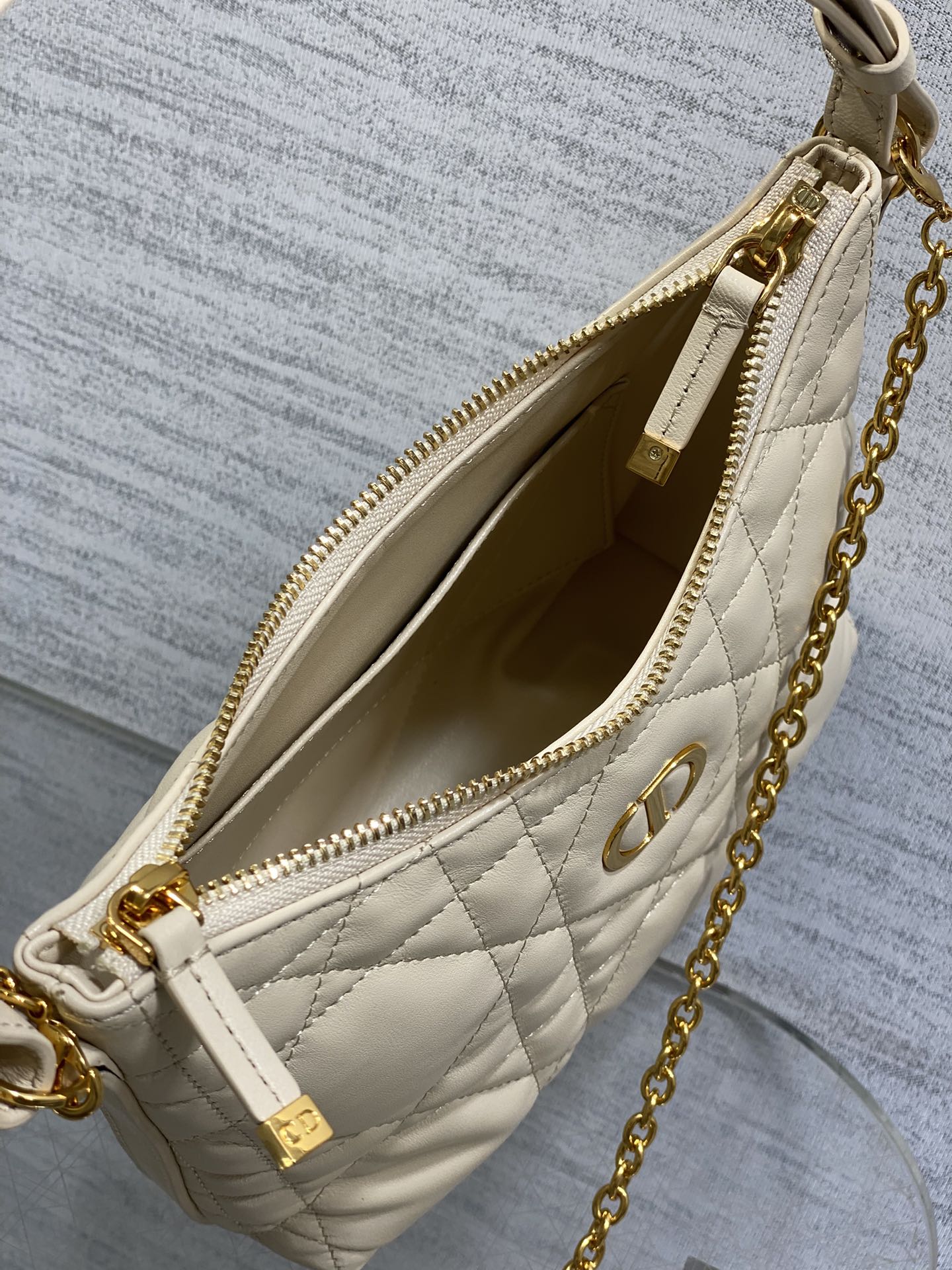 现货‼️Dior秋冬系列Miss Dior单肩水饺包 采用小羊皮精心制作 别具一格的字母标志 超大菱格 