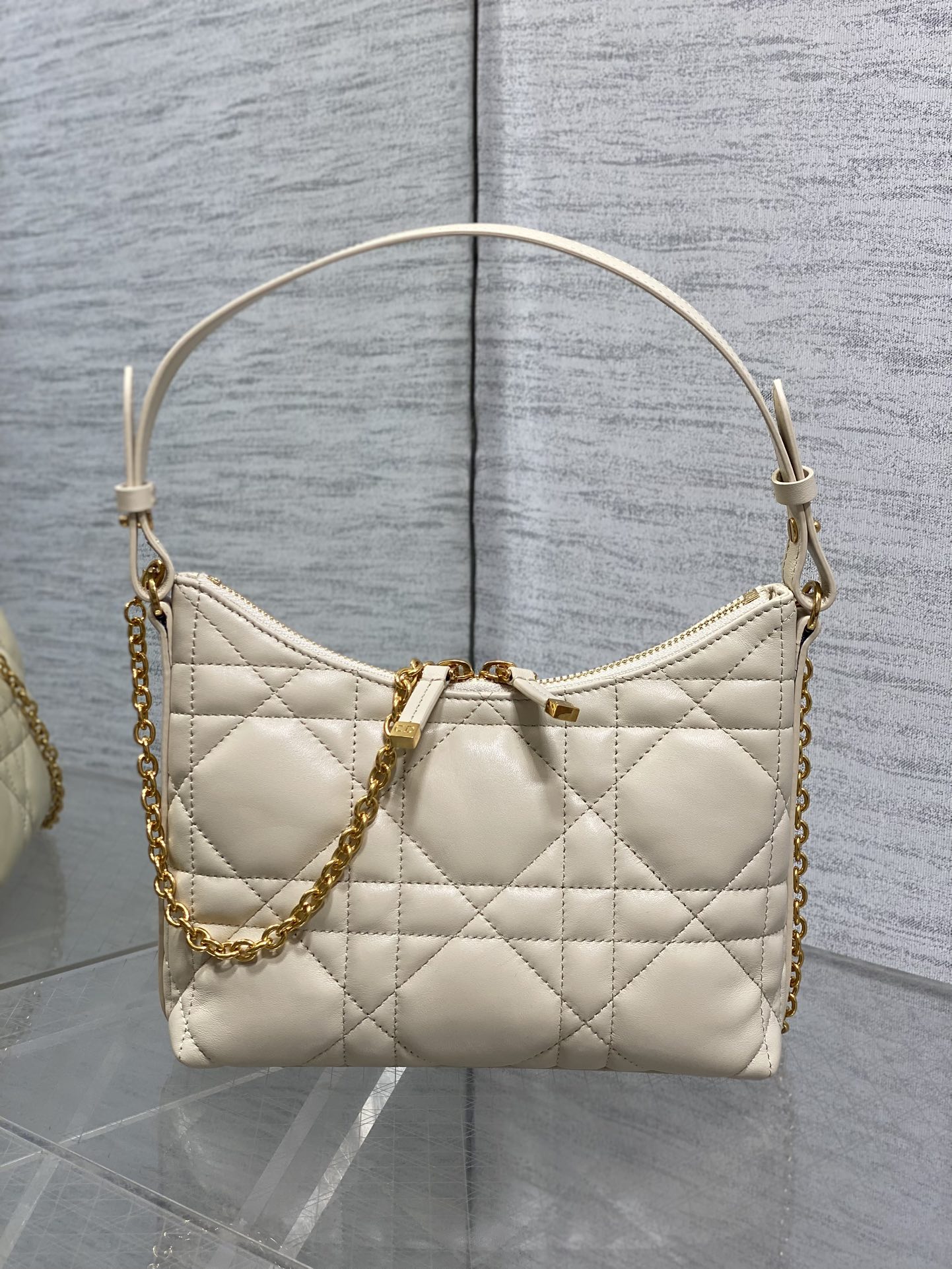 现货‼️Dior秋冬系列Miss Dior单肩水饺包 采用小羊皮精心制作 别具一格的字母标志 超大菱格 