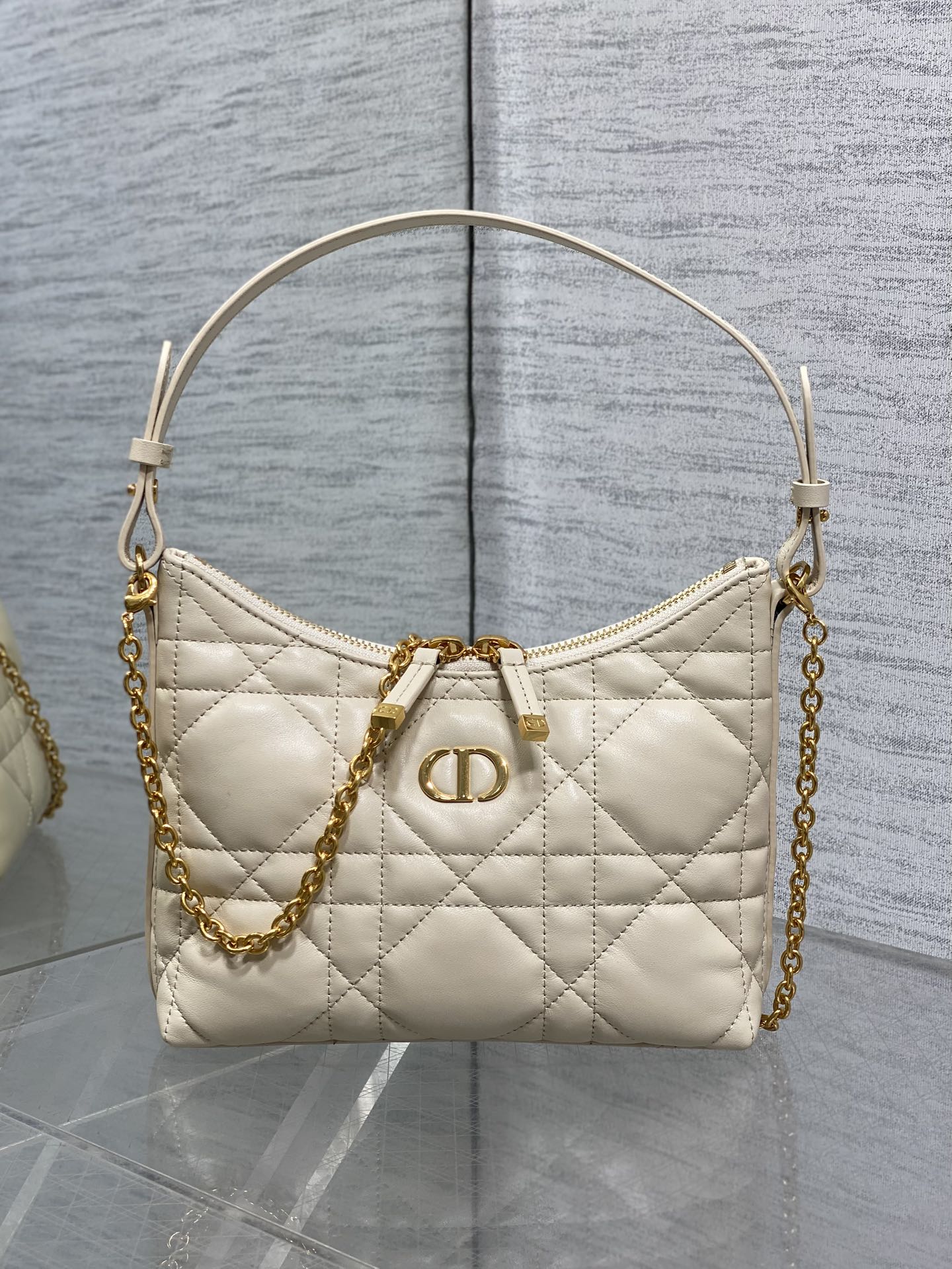 现货‼️Dior秋冬系列Miss Dior单肩水饺包 采用小羊皮精心制作 别具一格的字母标志 超大菱格 