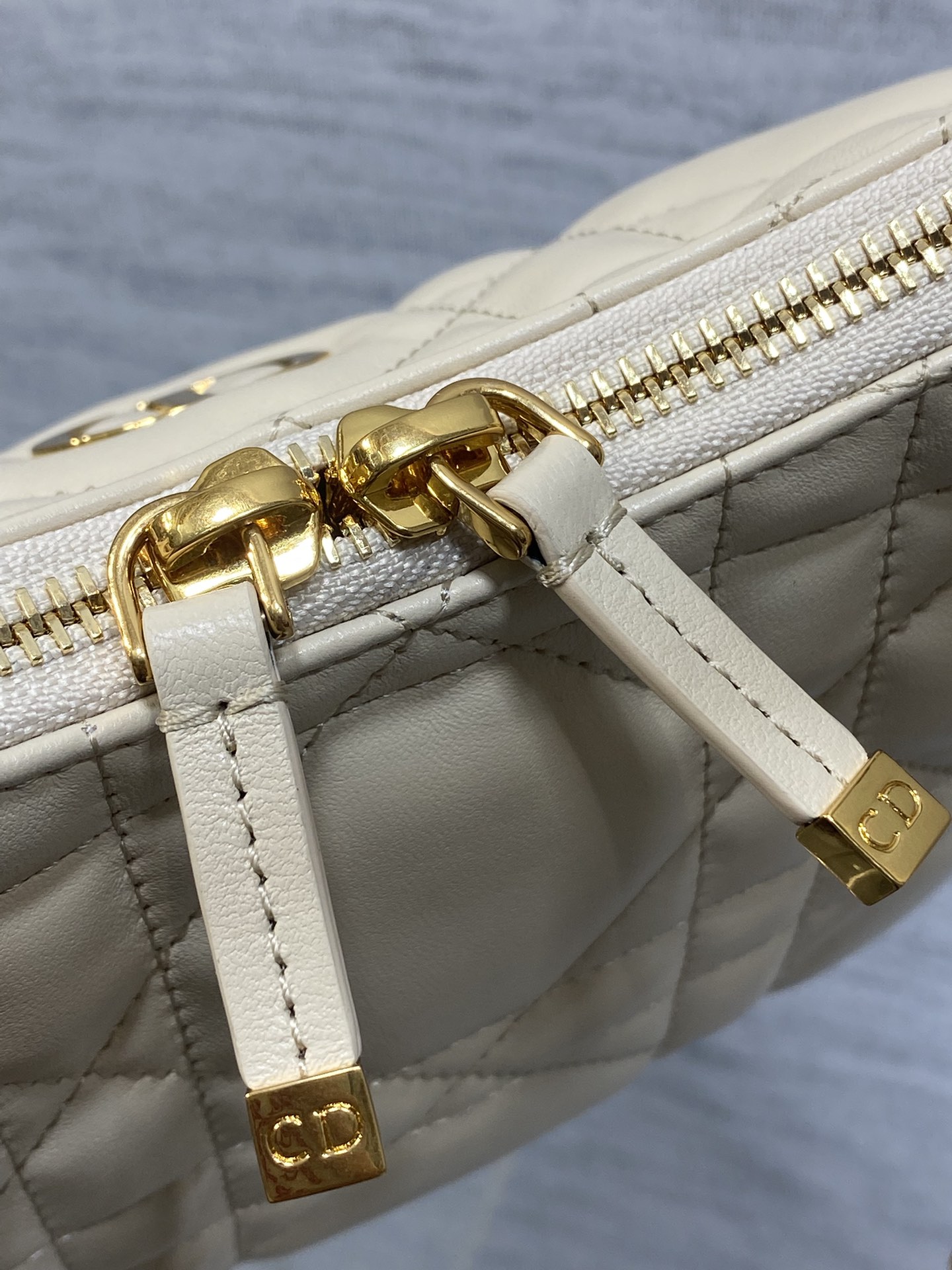 现货‼️Dior秋冬系列Miss Dior单肩水饺包 采用小羊皮精心制作 别具一格的字母标志 超大菱格 