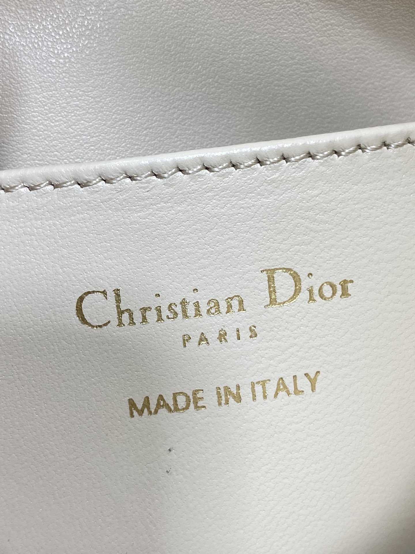 现货‼️Dior秋冬系列Miss Dior单肩水饺包 采用小羊皮精心制作 别具一格的字母标志 超大菱格 