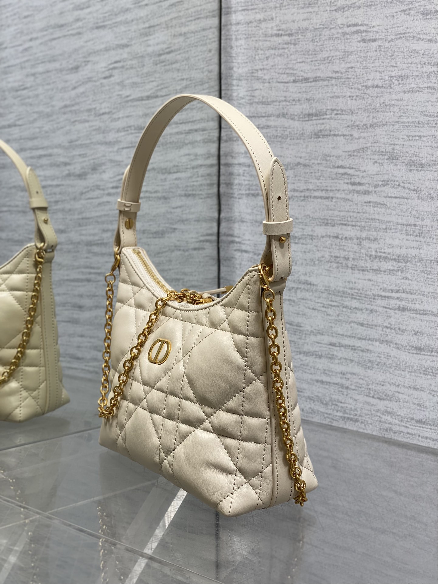 现货‼️Dior秋冬系列Miss Dior单肩水饺包 采用小羊皮精心制作 别具一格的字母标志 超大菱格 