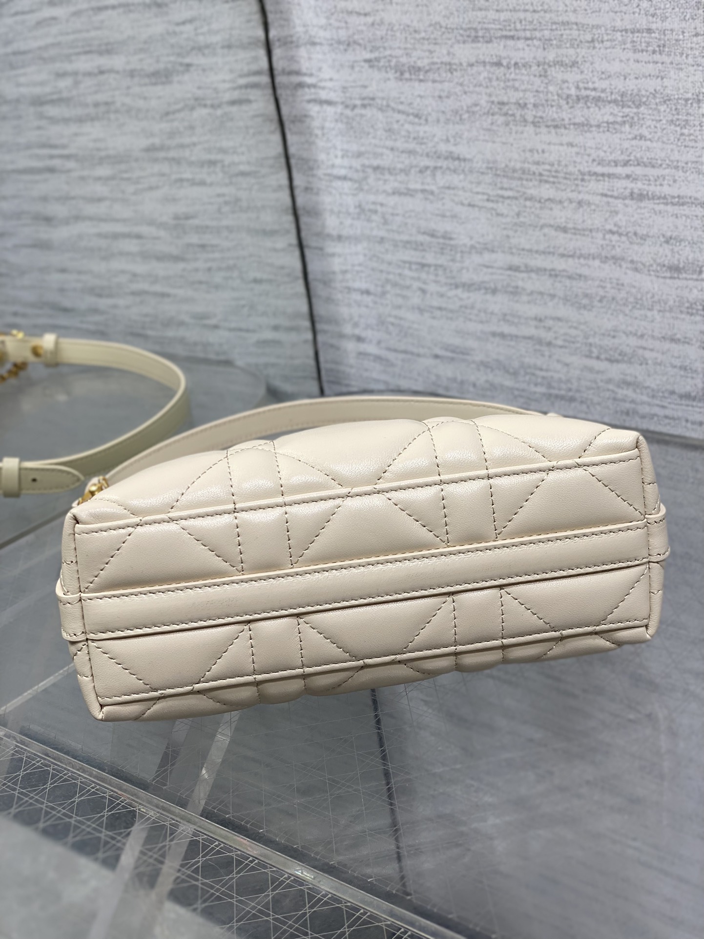 现货‼️Dior秋冬系列Miss Dior单肩水饺包 采用小羊皮精心制作 别具一格的字母标志 超大菱格 