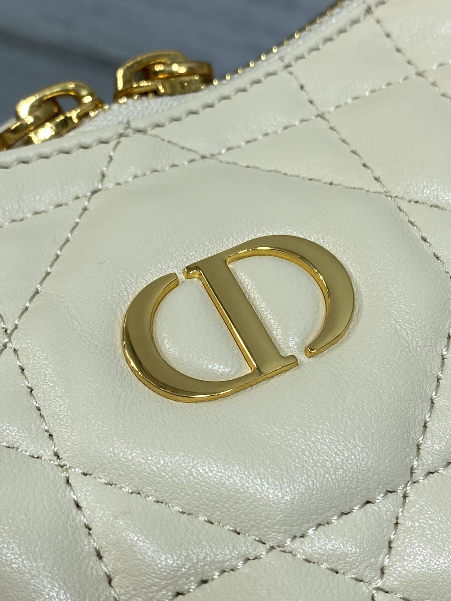 现货‼️Dior秋冬系列Miss Dior单肩水饺包 采用小羊皮精心制作 别具一格的字母标志 超大菱格 