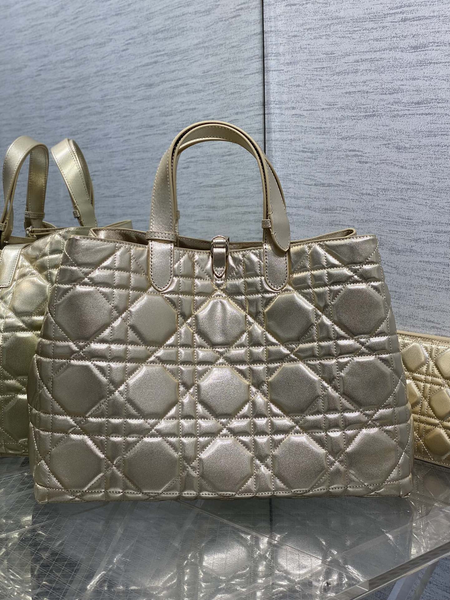 大号现货‼️Toujours系列秋冬最新金色系列，有点太美了，高颜值大包包，颜色非常清新，让人眼前一亮，