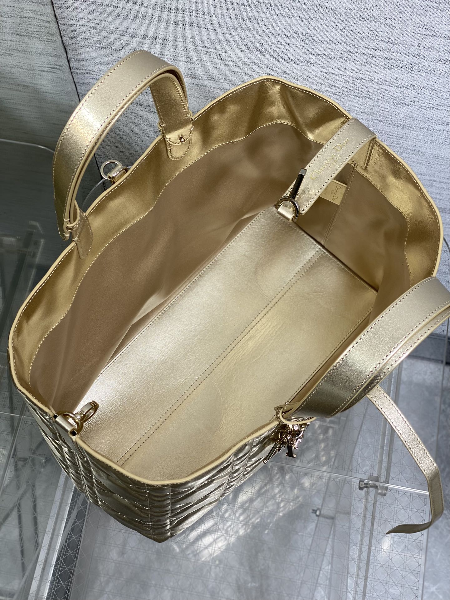 大号现货‼️Toujours系列秋冬最新金色系列，有点太美了，高颜值大包包，颜色非常清新，让人眼前一亮，